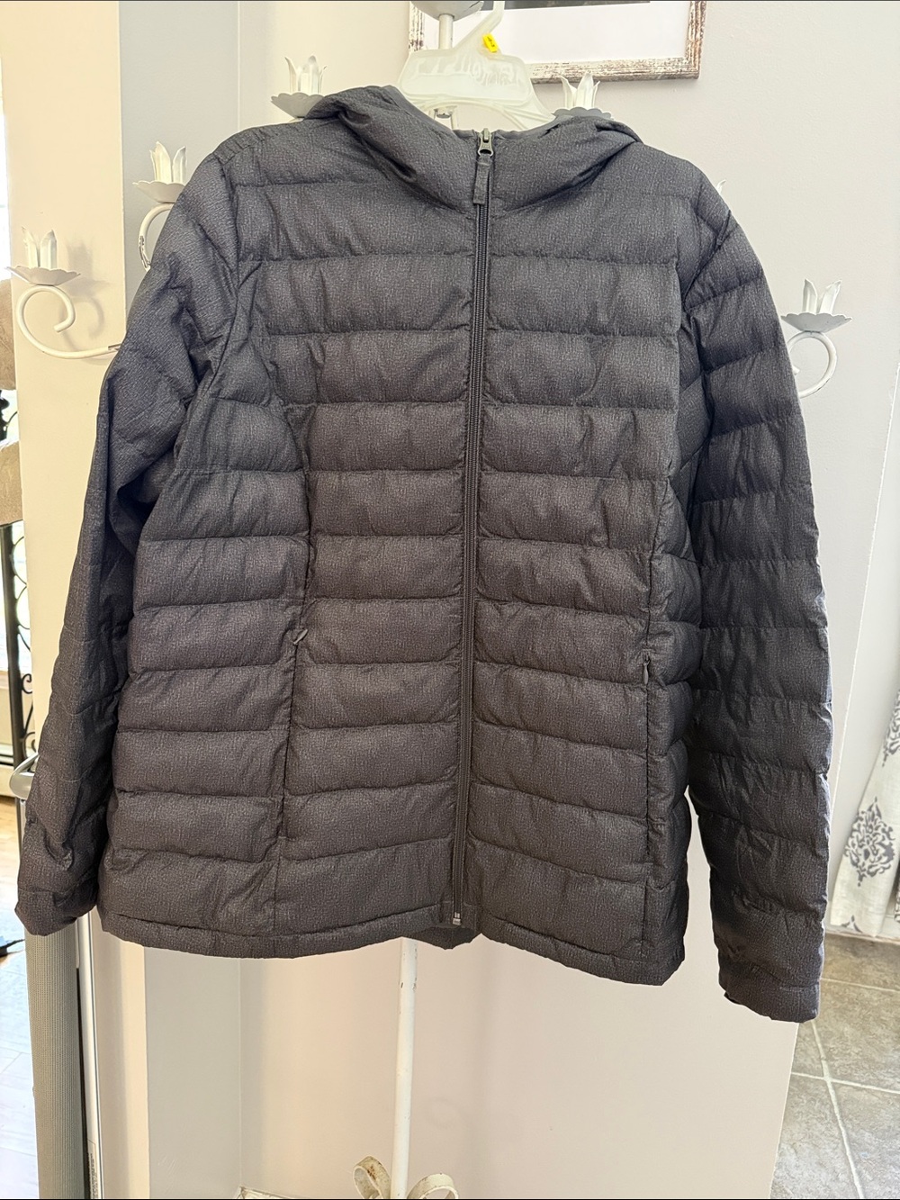 Amazon Essentials Women's Quilted Puffer Jacket - Charcoal Gray